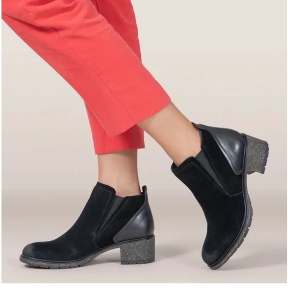 Aetrex Black Leather Ankle Booties - Picture 1 of 6
